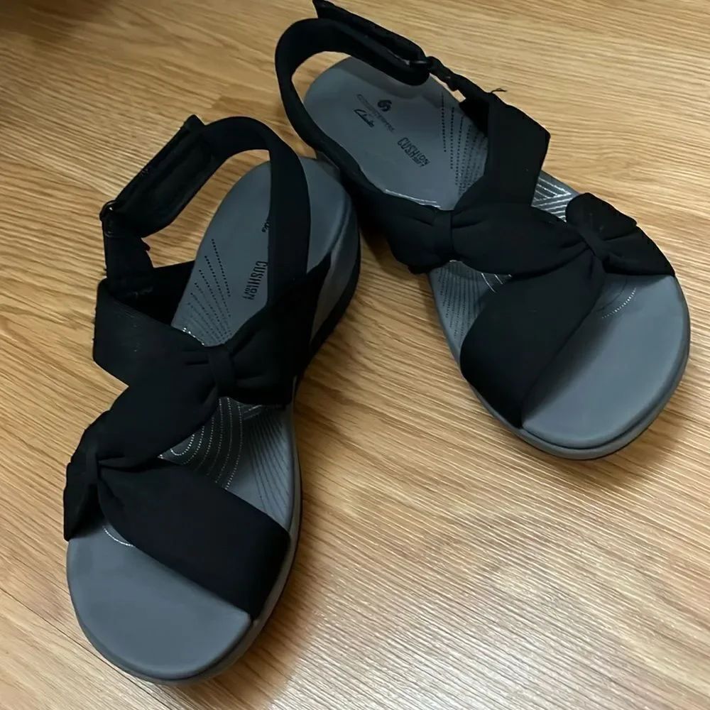 CLARKS CLOUDSTEPPERS WOMEN’S SIZE 6  ARLA MAE BOW SANDALS